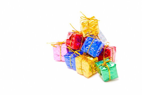 積み重なった小さなプレゼントボックス
