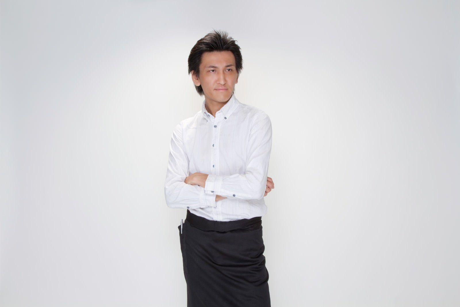 腕を組む黒ベストのバーテンダー［モデル：ACE］