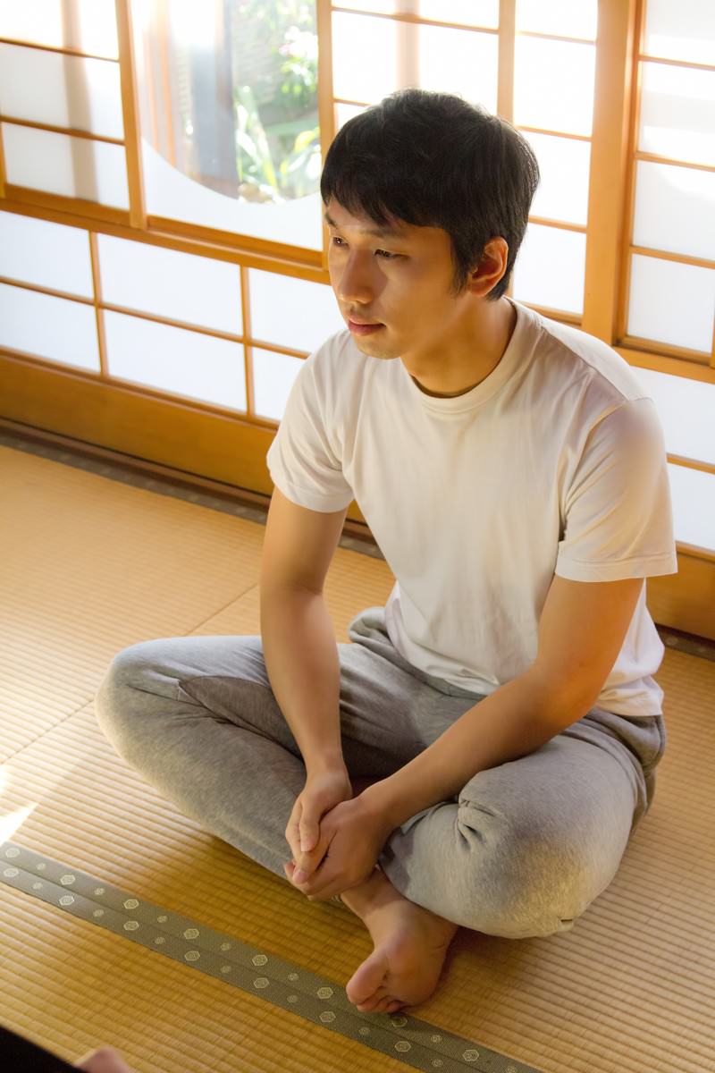 畳であぐらをかく甚平の男性［モデル：大川竜弥］
