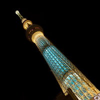 ライトアップされた夜の東京スカイツリーとソラマチの夜景の写真