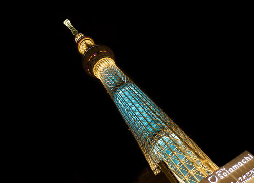 ライトアップされた夜の東京スカイツリーとソラマチの夜景