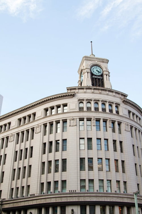 SEIKOの時計塔がある白い石造りのビル