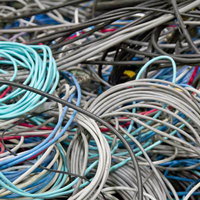 束になって破棄された色とりどりのLANケーブル類の写真