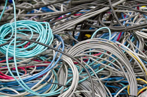 束になって破棄された色とりどりのLANケーブル類