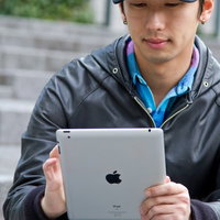 iPadを触る男性の写真