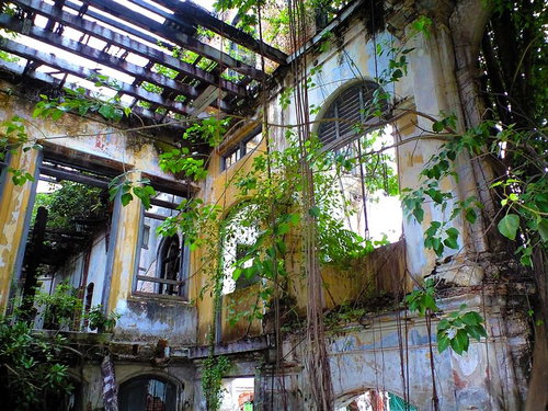 崩れかけた壁と窓が残るジョージタウンの廃墟の建物