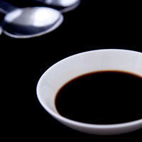 計量スプーンに入った醤油と隣の小皿の塩の写真