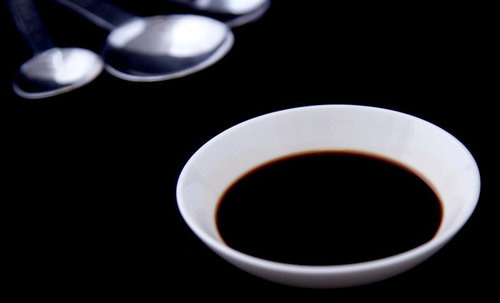 計量スプーンに入った醤油と隣の小皿の塩