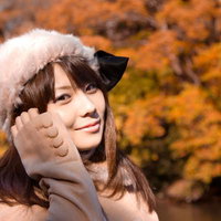 ふわふわのロシア帽をかぶって穏やかに微笑む女の子の写真