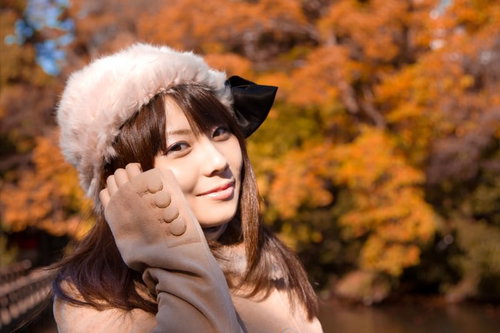 ふわふわのロシア帽をかぶって穏やかに微笑む女の子