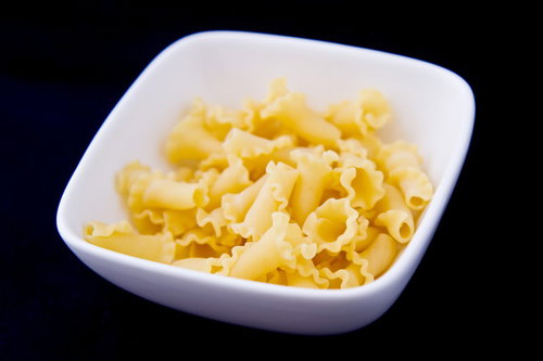 白いお皿に盛られた茹でたマカロニの接写