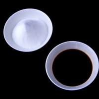 白い皿の上に並べて置かれた塩と醤油の小皿の写真