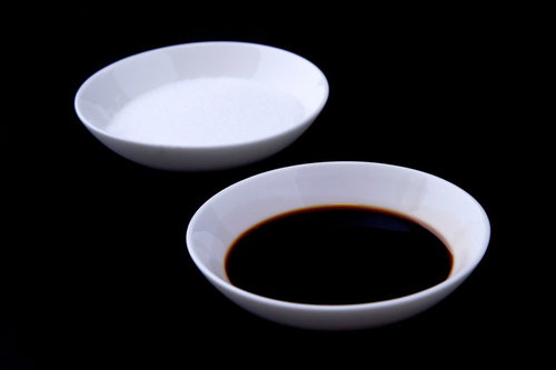 料理用に白い容器に分けて入れた塩と醤油