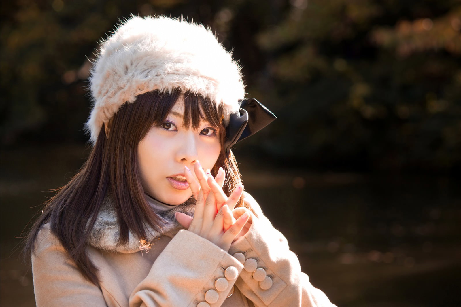 息で手を温めるロシア帽の女性［モデル：Lala］