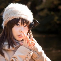 ロシア帽をかぶり息で両手を温める寒そうな冬の女性の写真