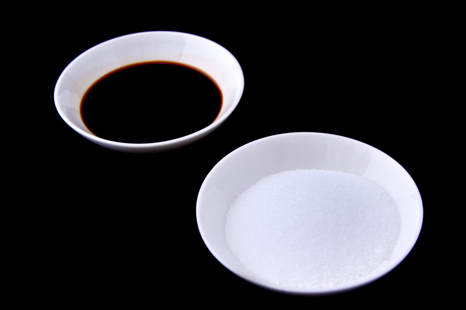 皿に分けて盛った塩と醤油
