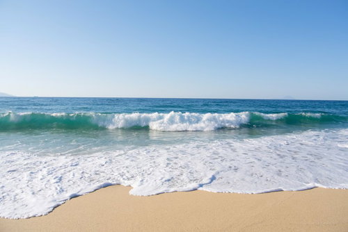 青い空と岩場が見える透明度の高い屋久島の海