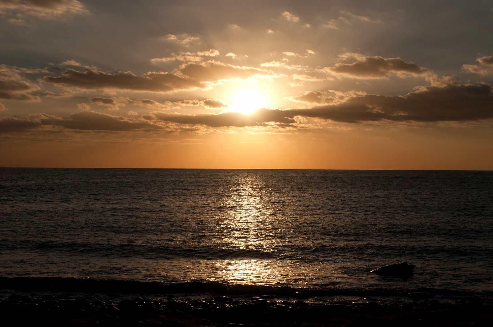 オレンジに染まる屋久島の海と夕日
