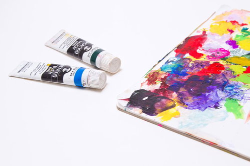 使い込まれて色が混ざった汚れた絵の具のパレット