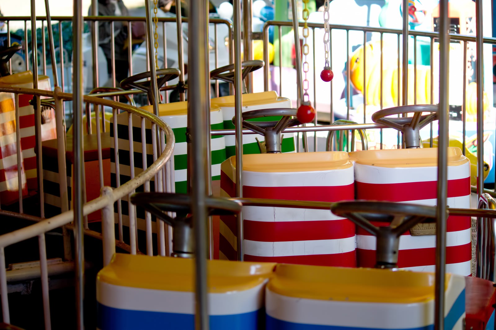 カラフルな子供用の遊園地の乗り物