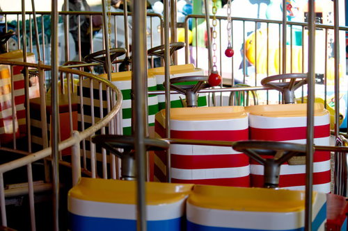 カラフルな色に塗られた子供用の遊園地の乗り物