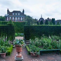 生垣に囲まれたフェントンハウスの庭園の写真