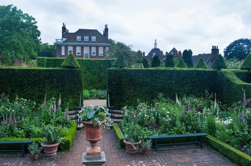 生垣に囲まれたフェントンハウスの庭園