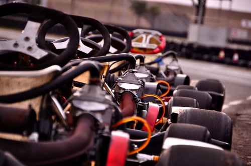 計器やスイッチが密集する航空機のコックピット内部