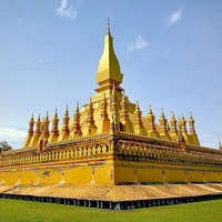 金色のラオス共和国の仏教寺院タート・ルアンの外観の写真