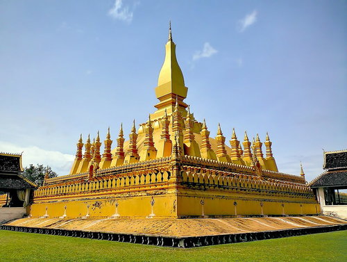 金色のラオス共和国の仏教寺院タート・ルアンの外観