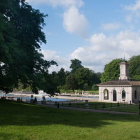 水辺と芝生に囲まれたロンドンの朝の公園の写真