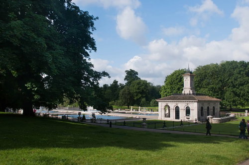 水辺と芝生に囲まれたロンドンの朝の公園