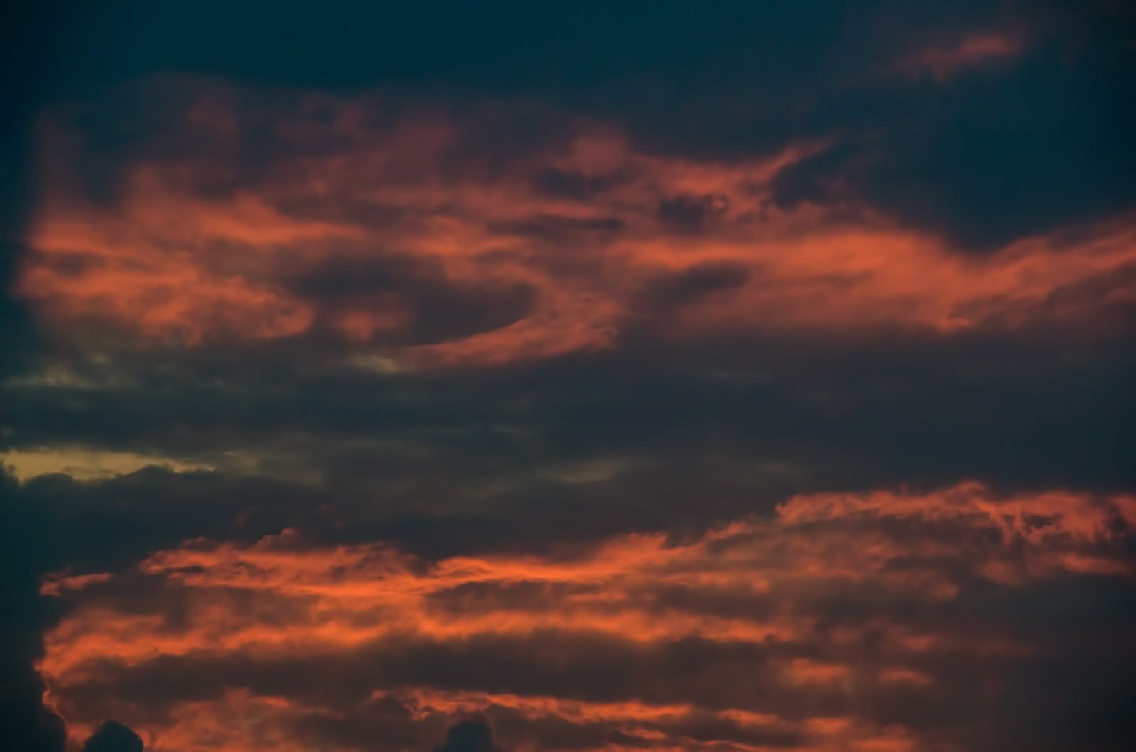 ピンクとオレンジに染まる夕暮れの雲
