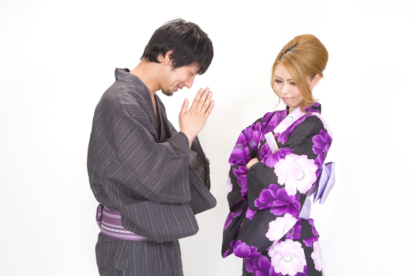 手を合わせて謝る男性と怒る浴衣の女性［モデル：大川竜弥 吉川明奈］