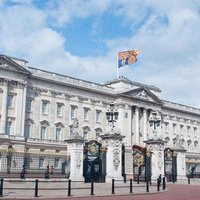 青空の下に広がるバッキンガム宮殿の正面の写真