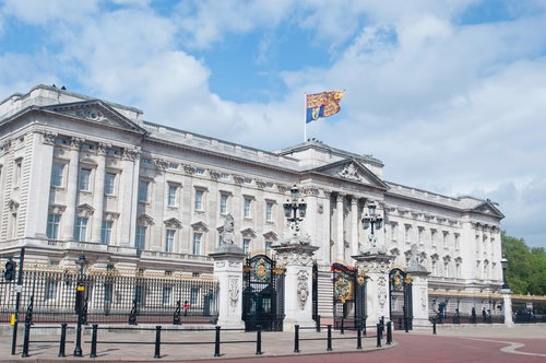 青空の下に広がるバッキンガム宮殿の正面