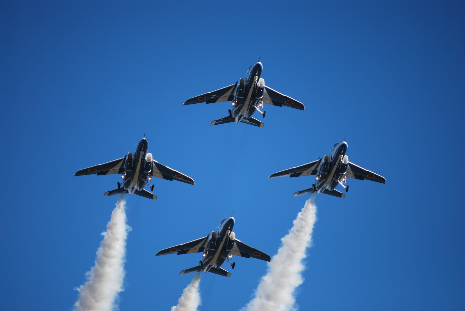 青空を飛ぶブルーインパルス（T-4）の編隊飛行