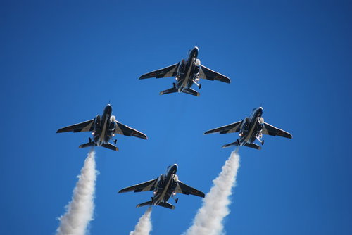 青空を飛ぶブルーインパルス（T-4）の編隊飛行