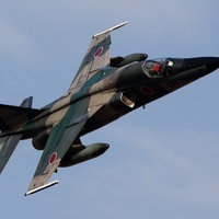 青空を飛ぶ懐かしいF-1戦闘機の勇姿の写真
