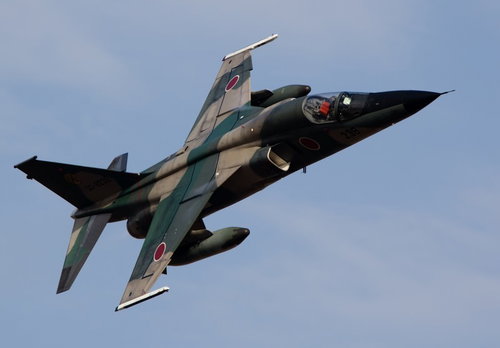 青空を飛ぶ懐かしいF-1戦闘機の勇姿