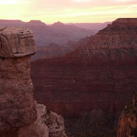 朝焼けに染まるグランド・キャニオンの谷と岩山の写真