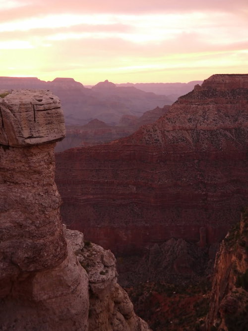 朝焼けに染まるグランド・キャニオンの谷と岩山