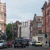 車が並ぶハムステッドのレンガの町並みと通りの写真