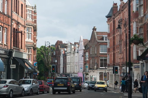 車が並ぶハムステッドのレンガの町並みと通り