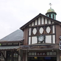 風見鶏と時計がある旧原宿駅の駅舎の写真