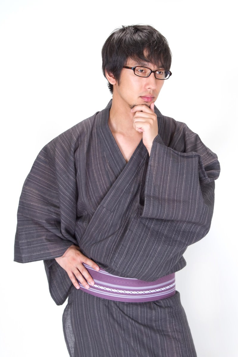 考え事をして髭を触る浴衣メガネ男子［モデル：大川竜弥］
