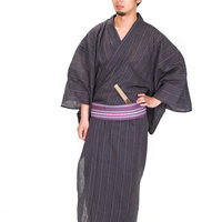 腰に手を置き明日を見つめる浴衣男子の全身の写真