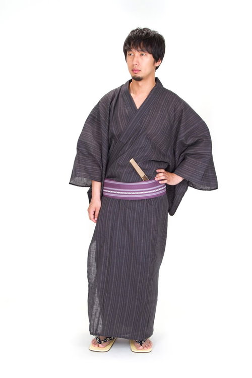 腰に手を置き明日を見つめる浴衣男子の全身