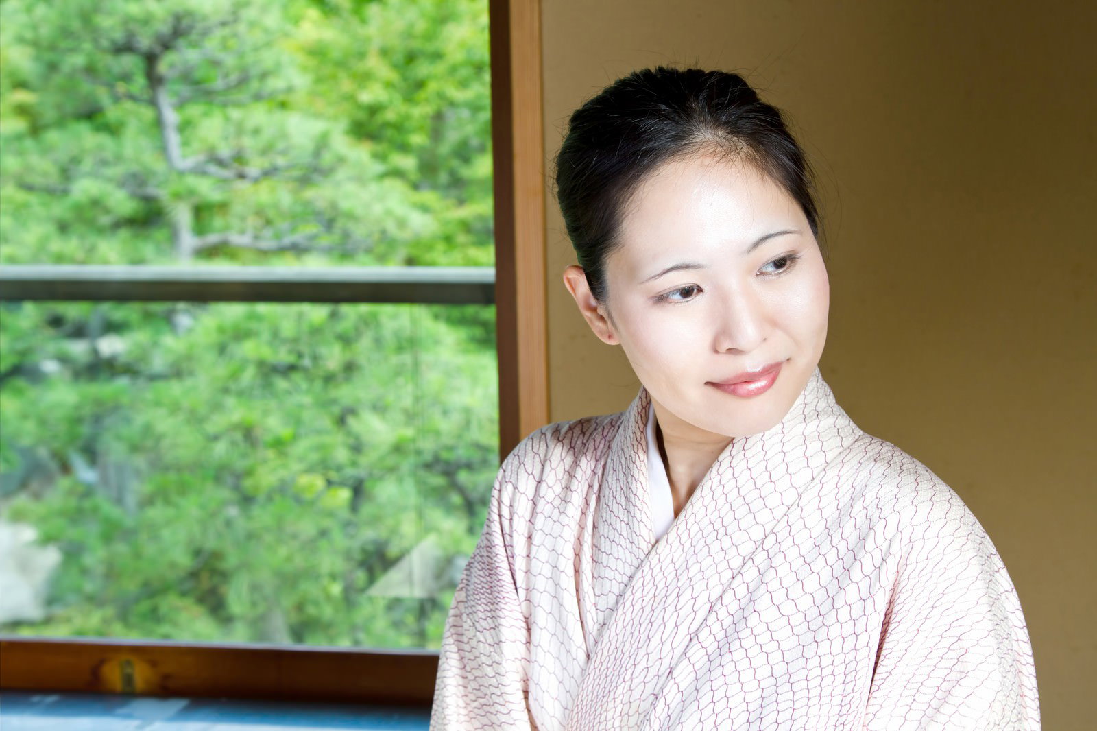 窓辺に座り庭の緑を見る着物の女性［モデル：きせんひろみ］