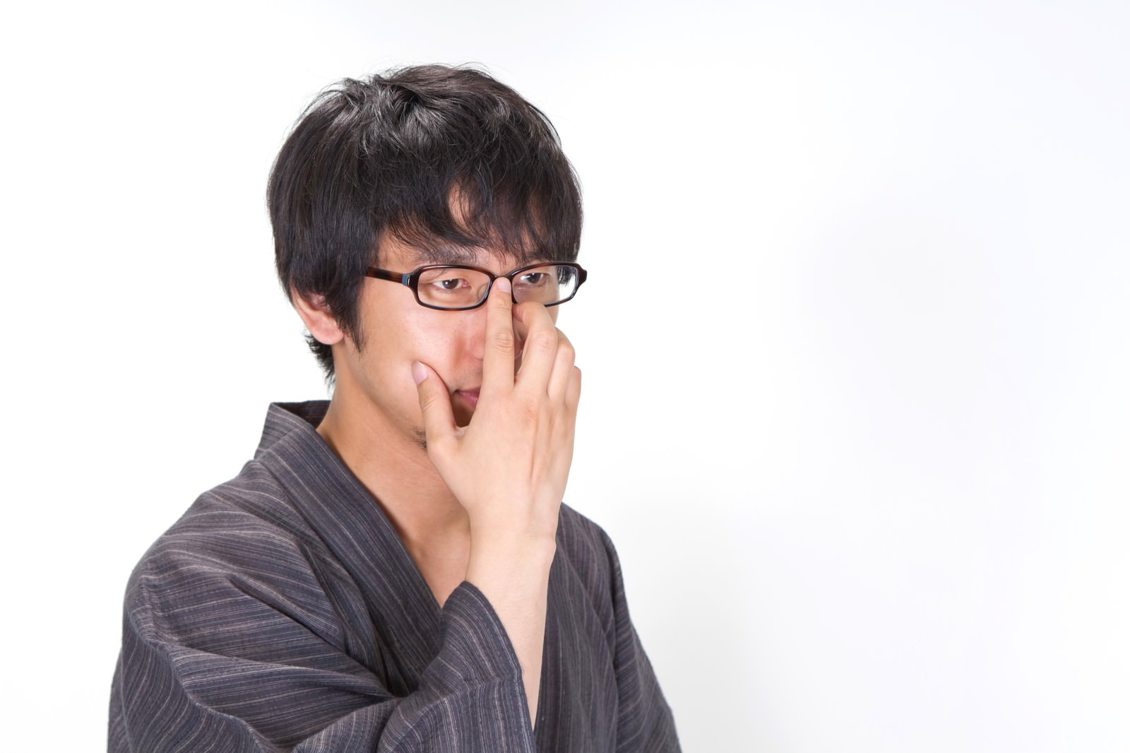 眼鏡を直すプロ棋士のような浴衣メガネ男子［モデル：大川竜弥］